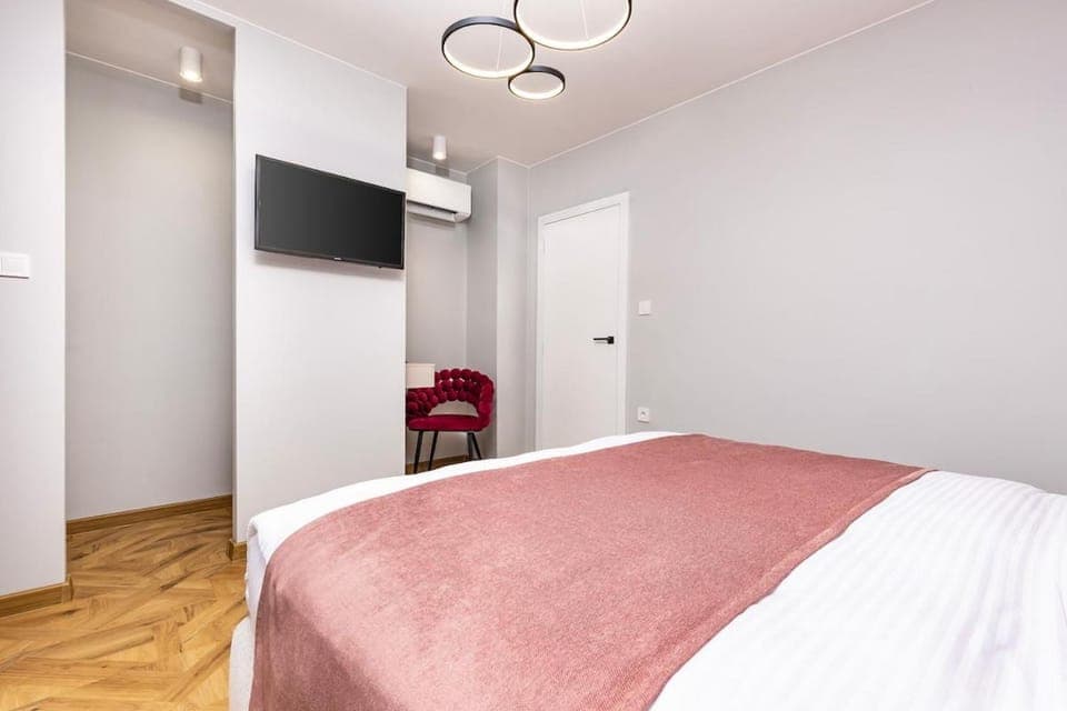 Bed, TV and multimedia, Bedroom