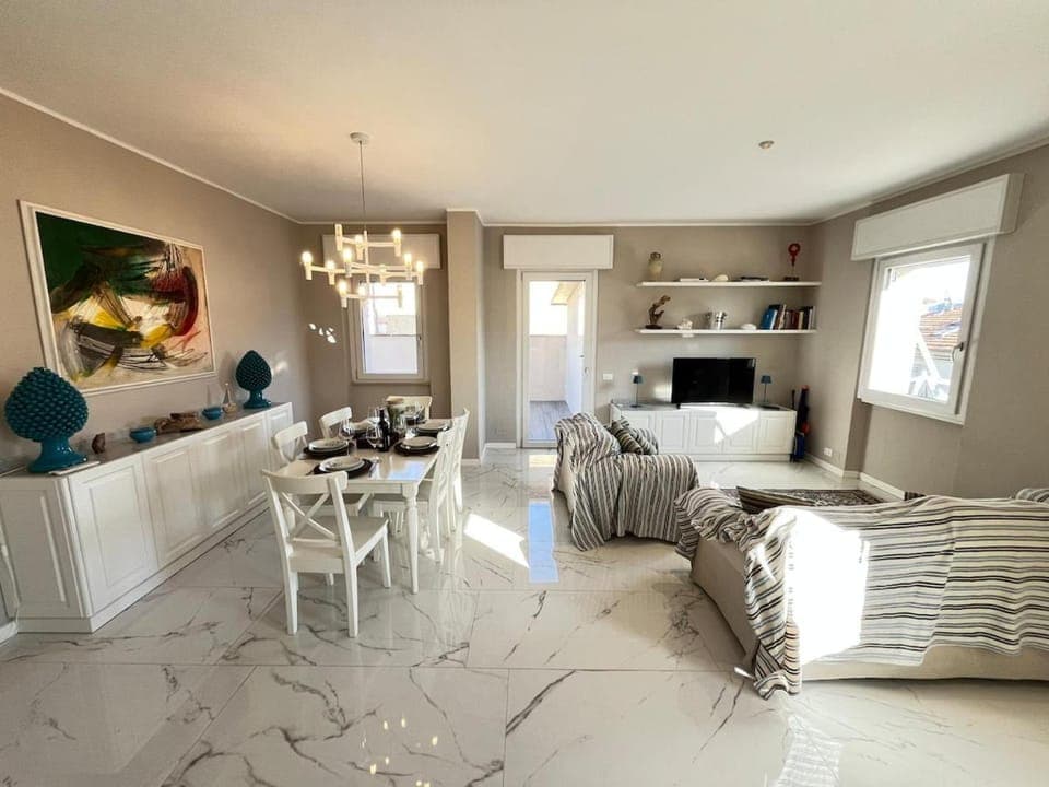 TV and multimedia, Living room, Seating area, Dining area