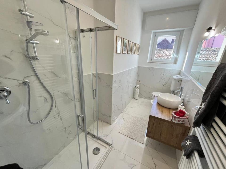 Shower, Toilet, Bathroom, towels