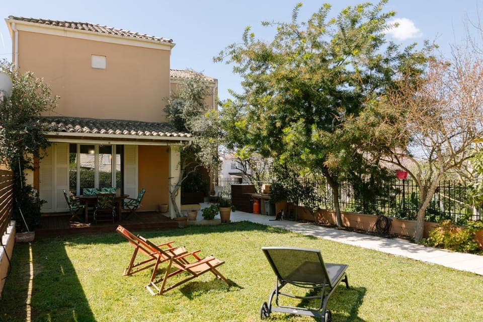 Property building, Patio, Day, Garden, Garden view, sunbed