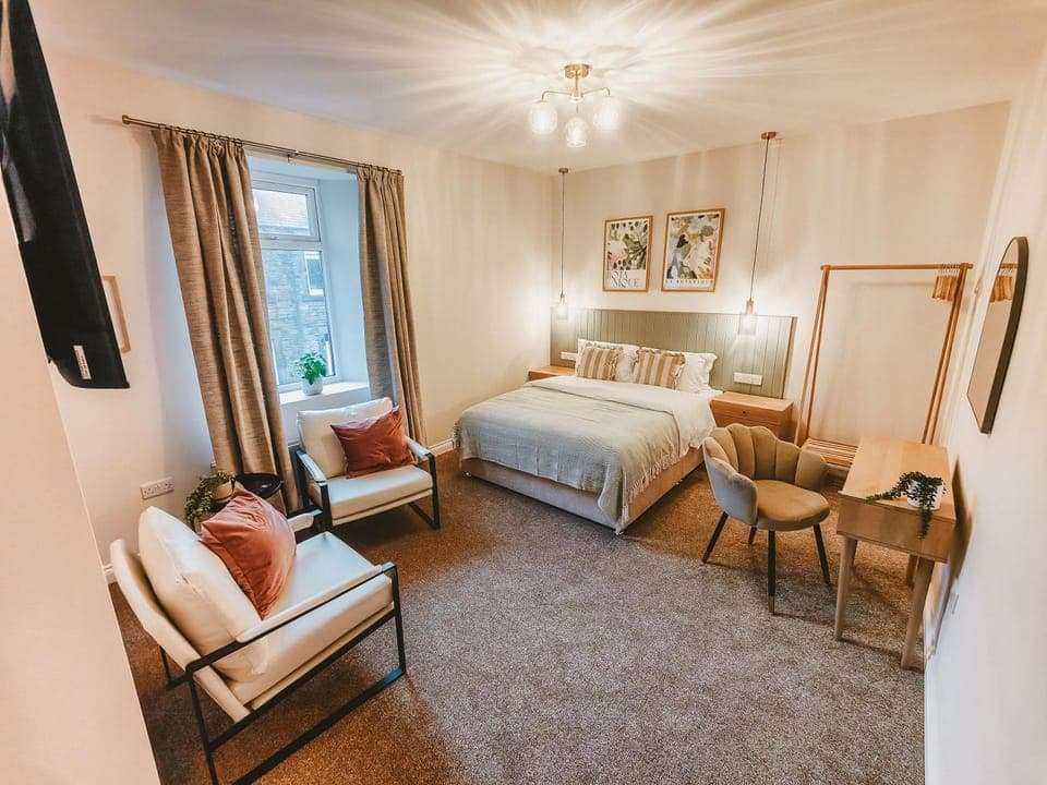 Bed, TV and multimedia, Seating area, Bedroom