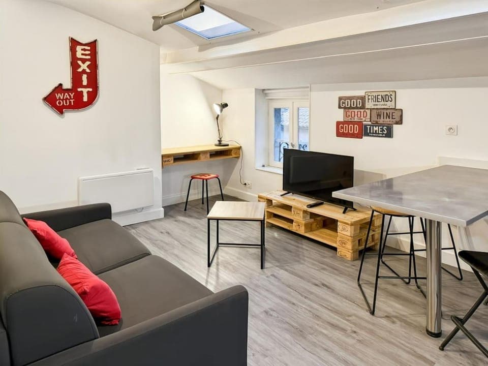 Communal lounge/ TV room, TV and multimedia, Living room, Seating area, Dining area