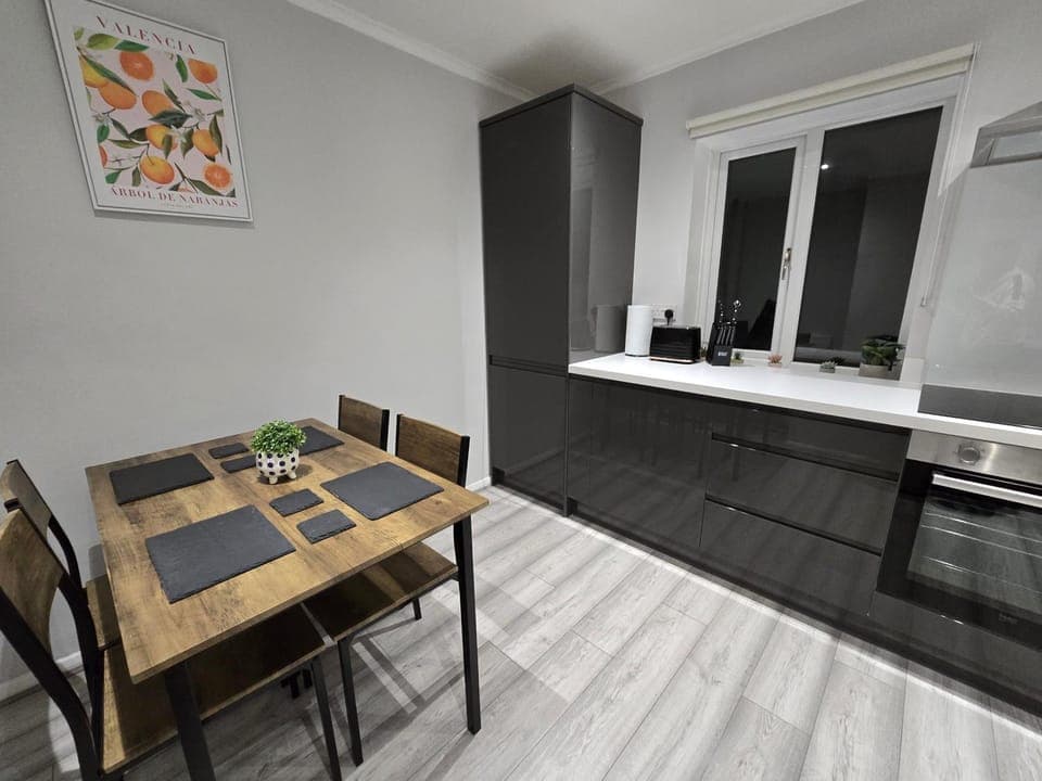 Kitchen or kitchenette, Dining area