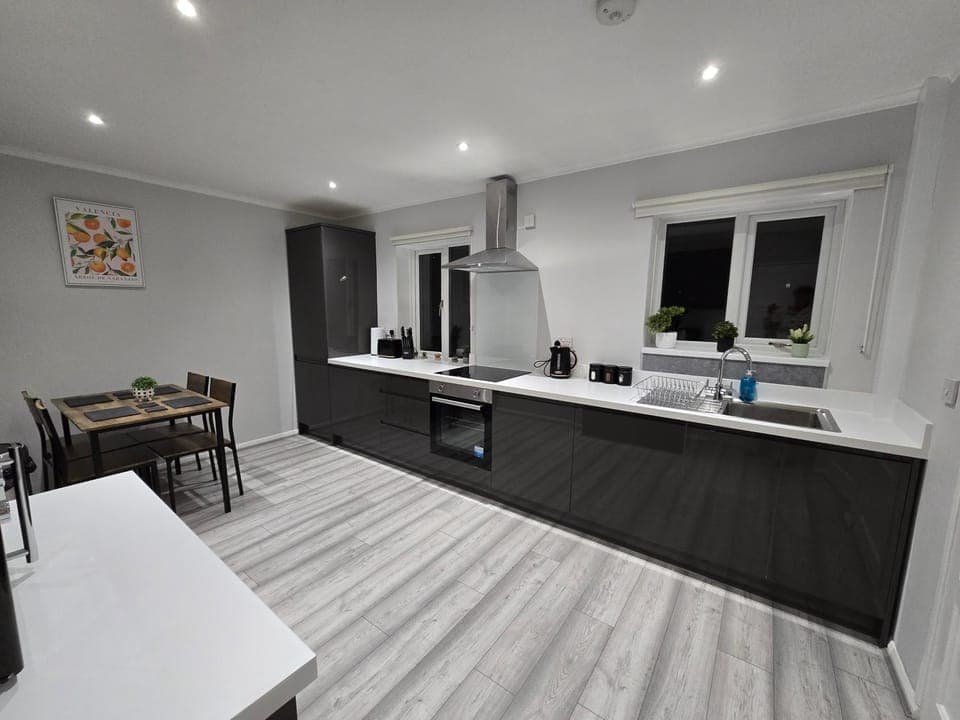 Kitchen or kitchenette, Dining area