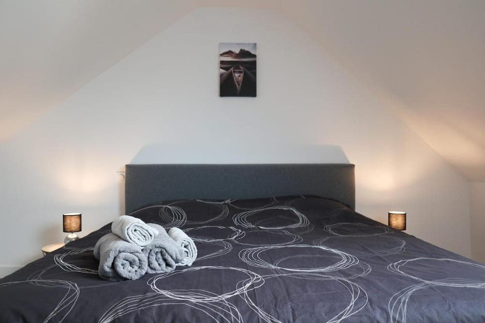 Bed, Photo of the whole room, Bedroom, towels