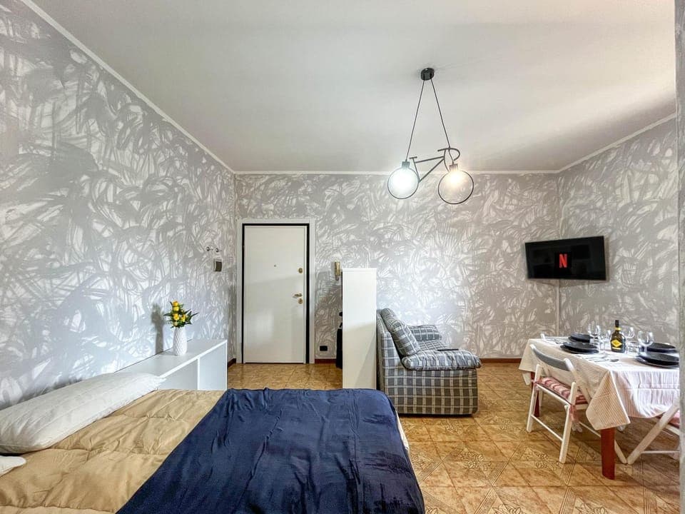 Bed, TV and multimedia, Living room, Lunch