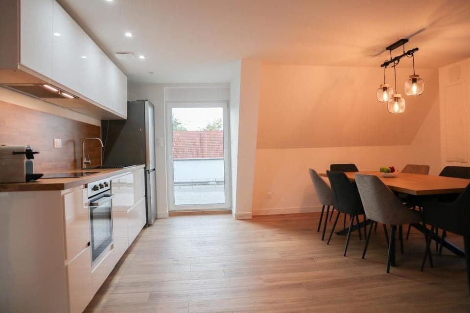 Kitchen or kitchenette, Dining area, oven, stove