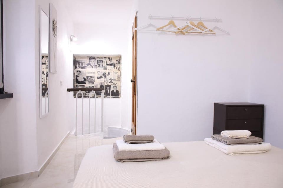 Photo of the whole room, Bedroom, towels