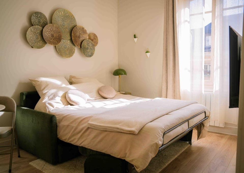 Bed, TV and multimedia, Photo of the whole room, Bedroom, towels