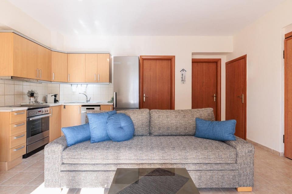 Kitchen or kitchenette, Living room, Seating area, oven