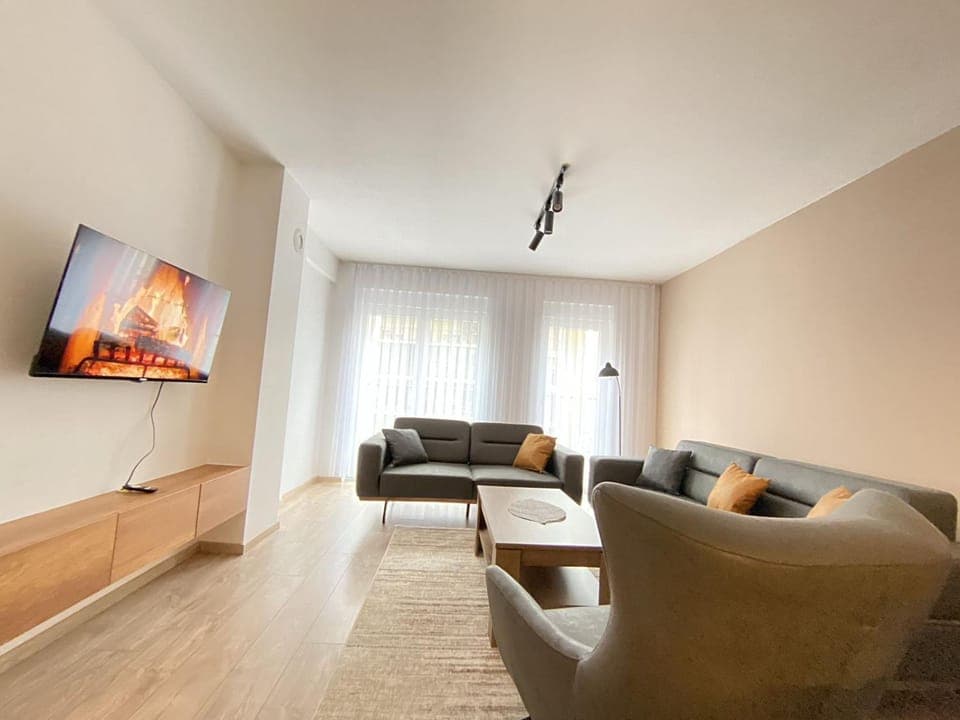 Communal lounge/ TV room, TV and multimedia, Living room, Seating area, Evening entertainment