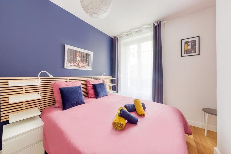 Bed, Bedroom, towels