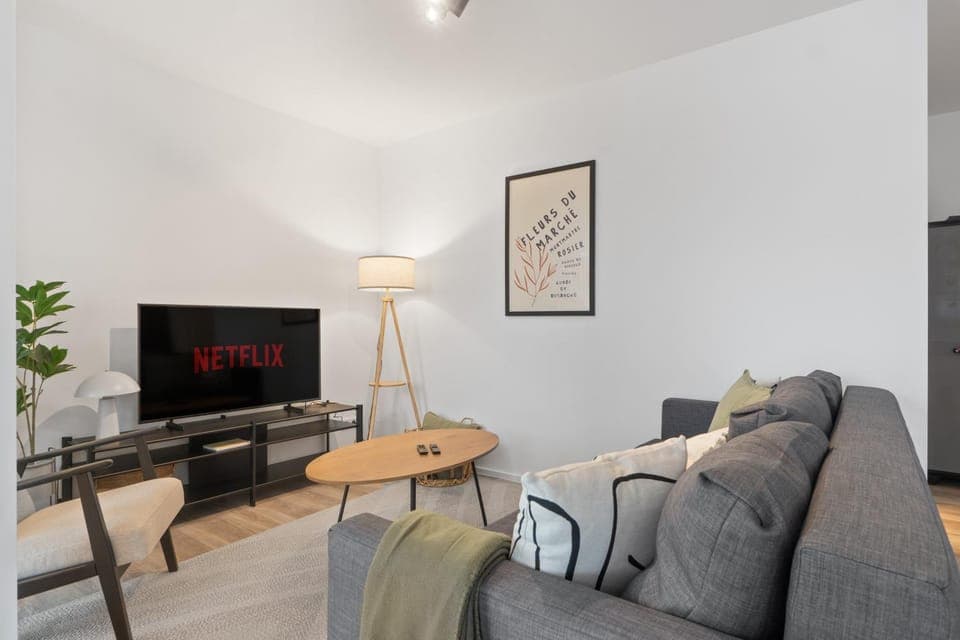 TV and multimedia, Living room, Seating area, internet, internet