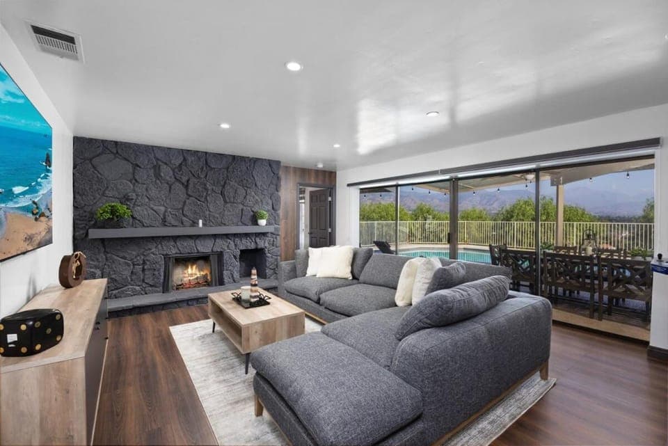 Natural landscape, TV and multimedia, Living room, Seating area, Mountain view