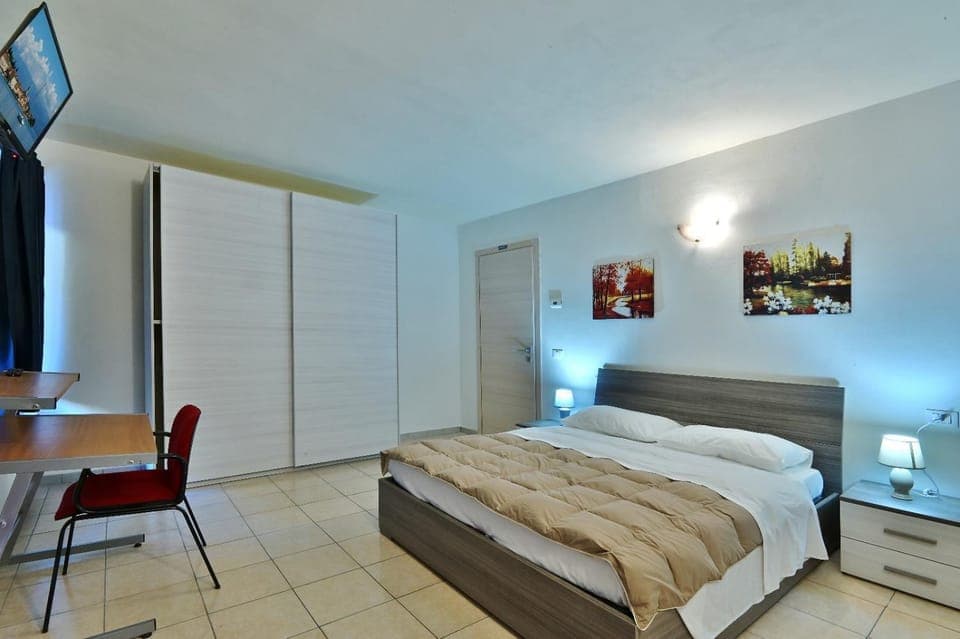 Bed, TV and multimedia, Photo of the whole room, Bedroom, wardrobe