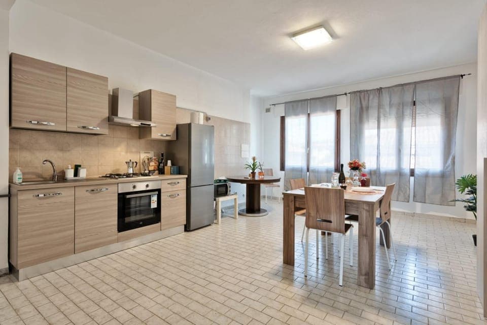 Kitchen or kitchenette, Dining area, oven