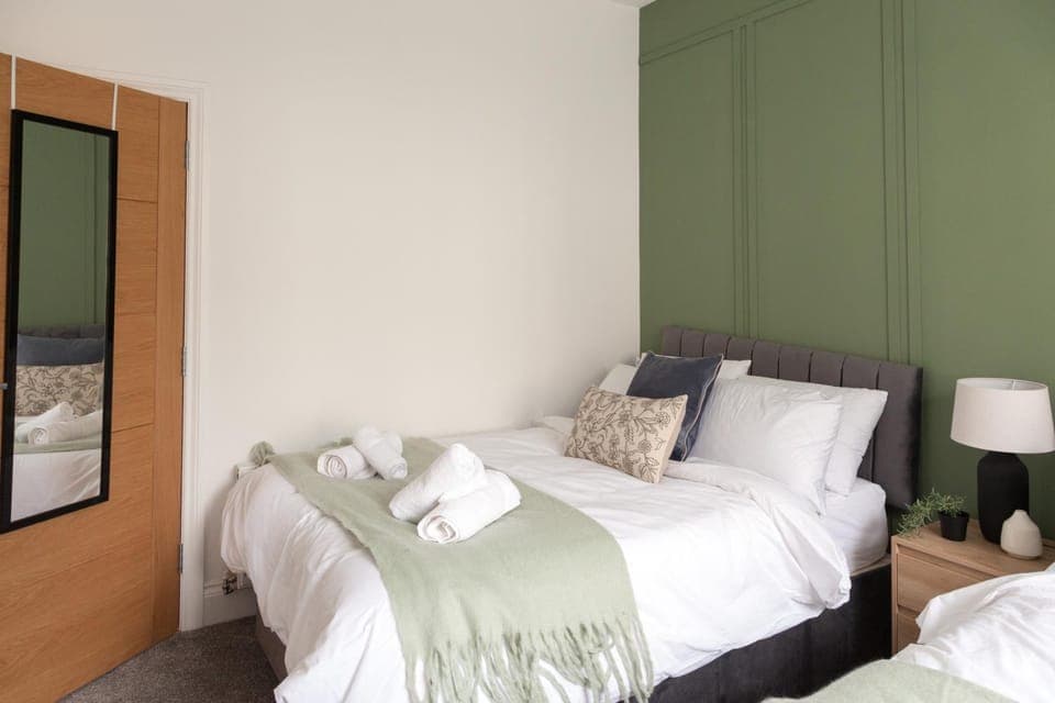 Bed, Photo of the whole room, Bedroom, towels