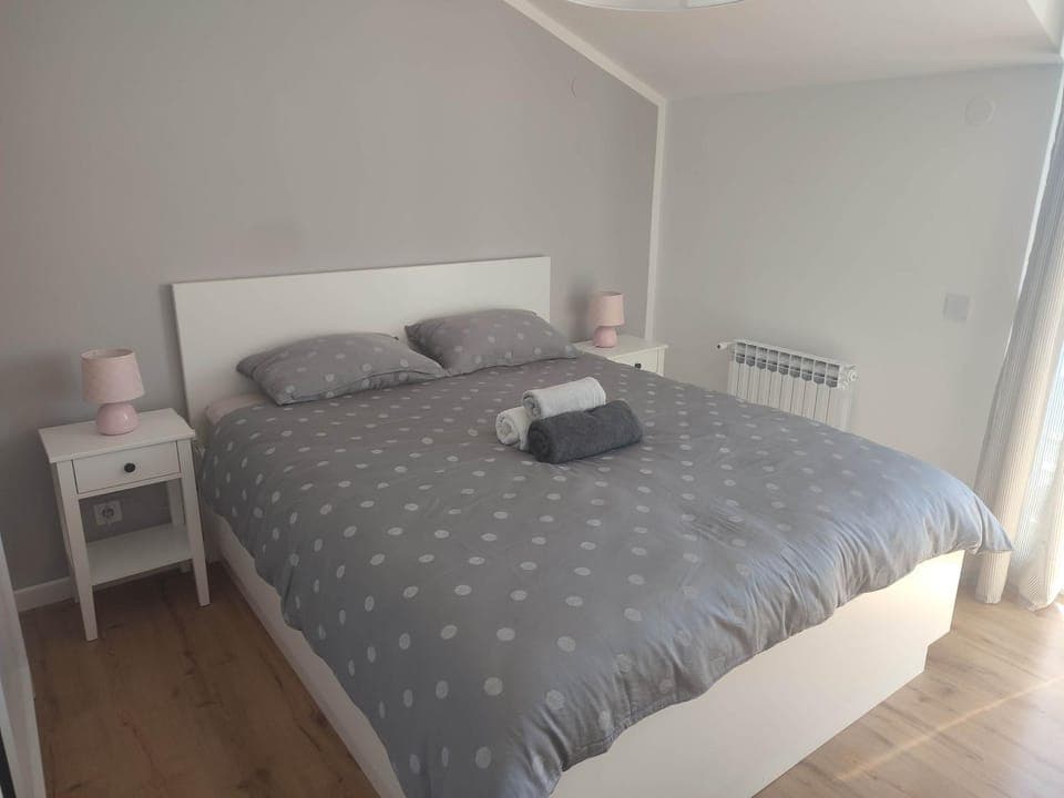 Bed, Bedroom, towels