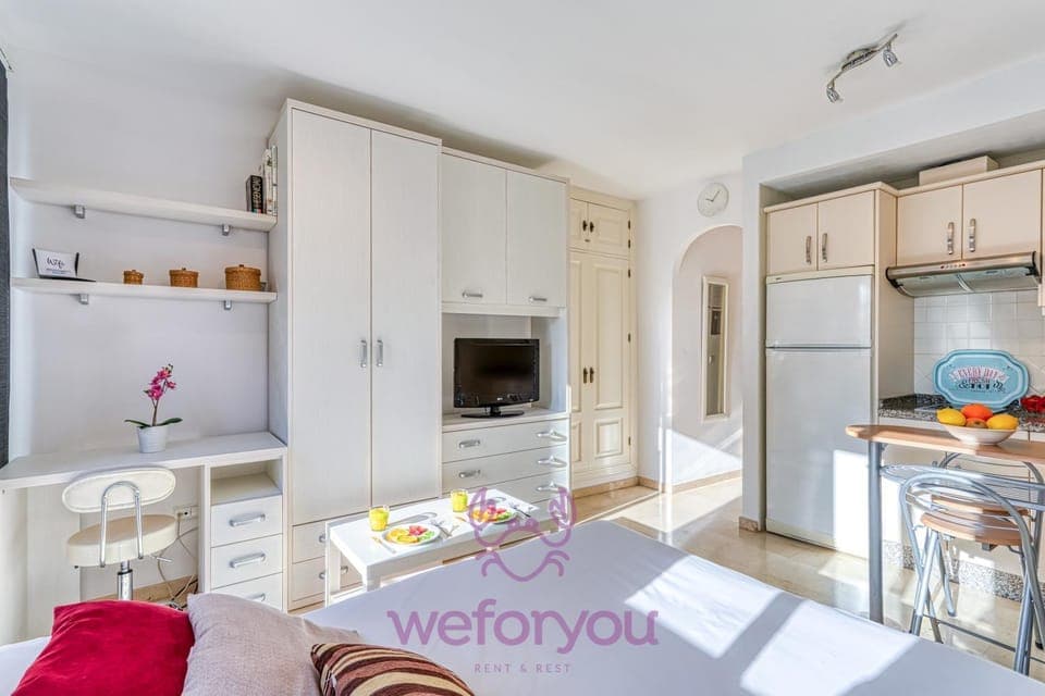 Bed, TV and multimedia, Kitchen or kitchenette, Photo of the whole room, Bedroom, stove, wardrobe