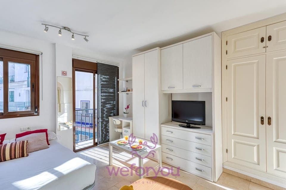 Bed, TV and multimedia, Kitchen or kitchenette, Living room, Photo of the whole room, Seating area, Dining area, Bedroom, wardrobe