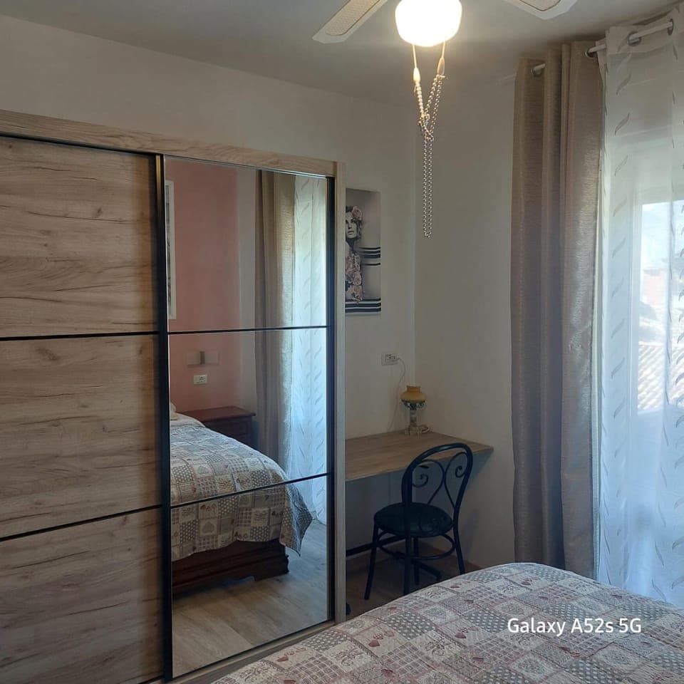 Photo of the whole room, Bedroom, wardrobe