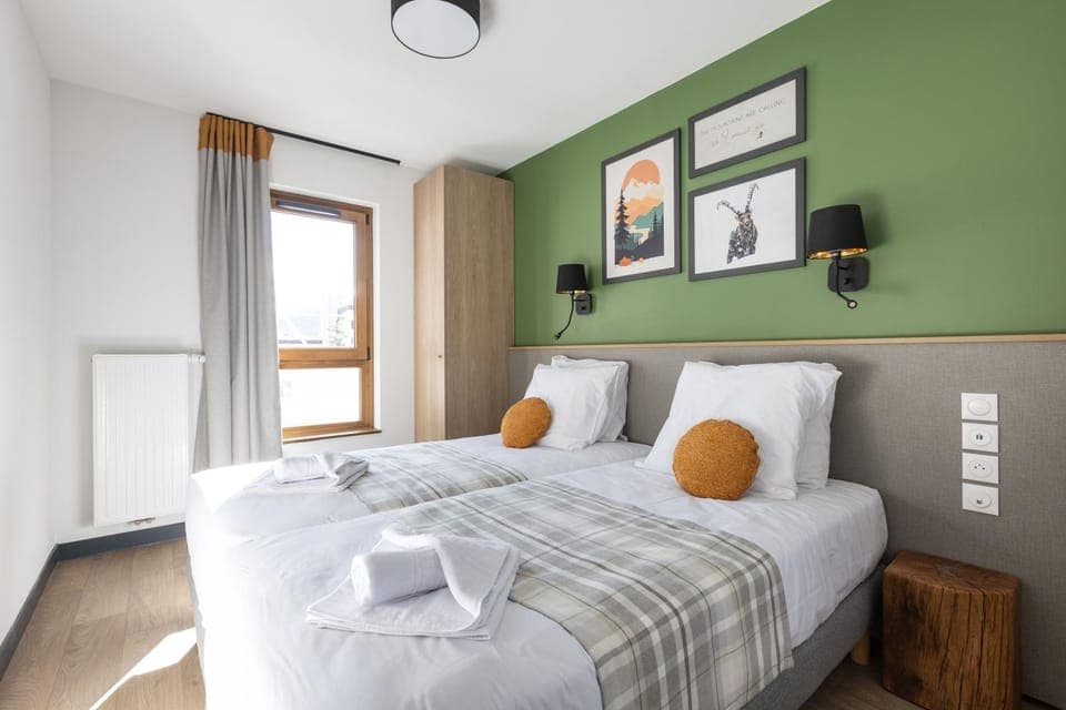 Bed, Photo of the whole room, Bedroom, towels