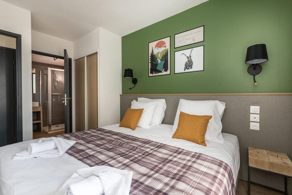 Bed, Photo of the whole room, Bedroom, towels