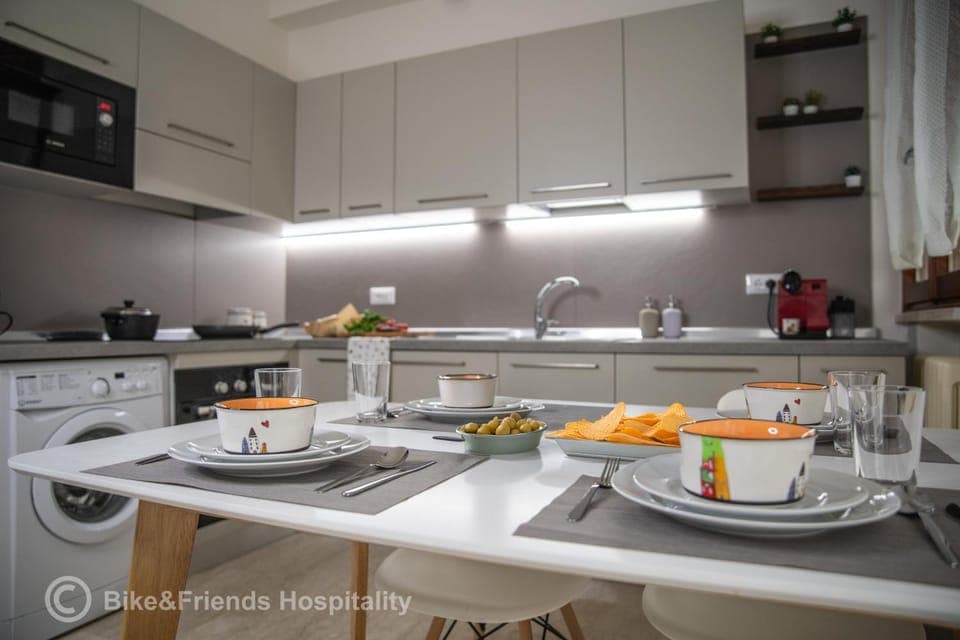 Kitchen or kitchenette, Dining area