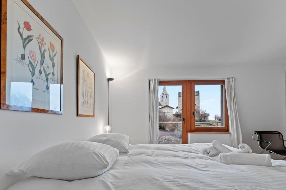 Bed, Photo of the whole room, Bedroom, towels