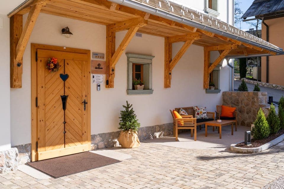 Property building, Facade/entrance, Natural landscape, Balcony/Terrace, Decorative detail, Inner courtyard view