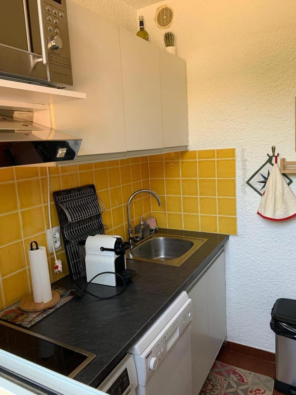 Coffee/tea facilities, Kitchen or kitchenette, dishwasher, stove, toaster