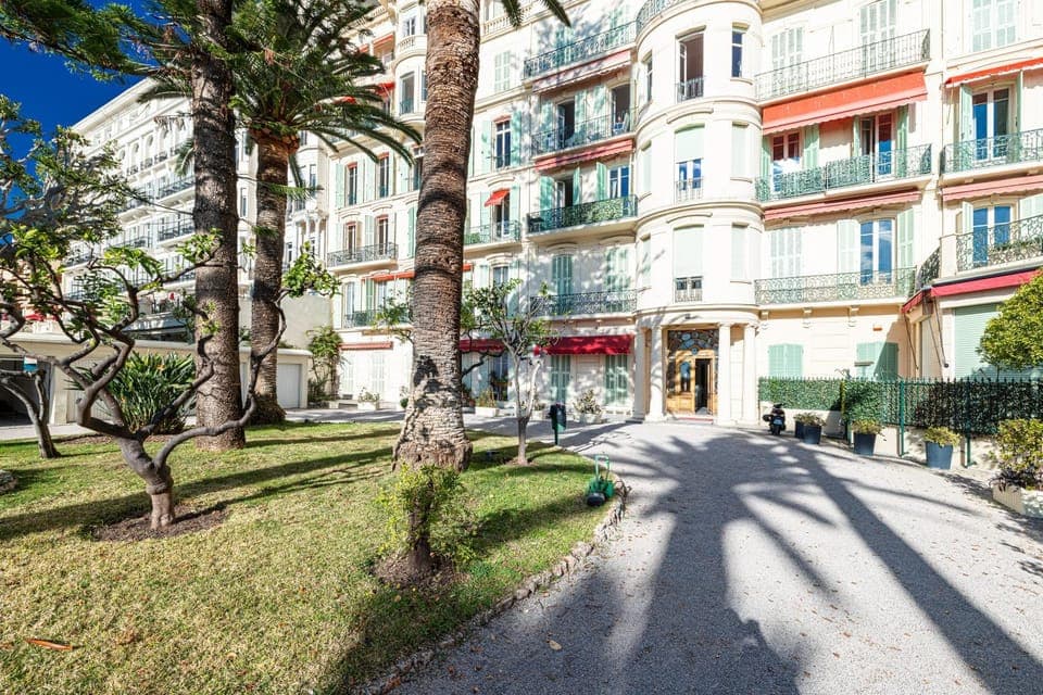 Property building, Neighbourhood, Location