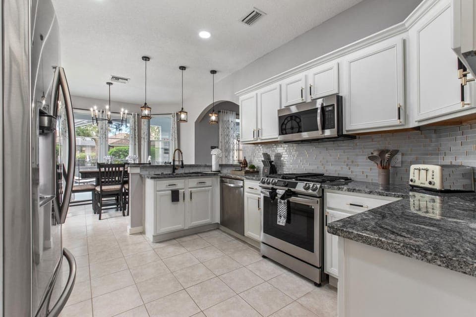 Coffee/tea facilities, Kitchen or kitchenette, oven, stove