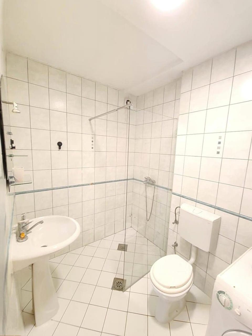 Shower, Toilet, Bathroom, towels, washing machine