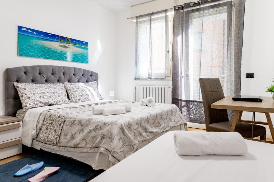 Bed, Bedroom, towels