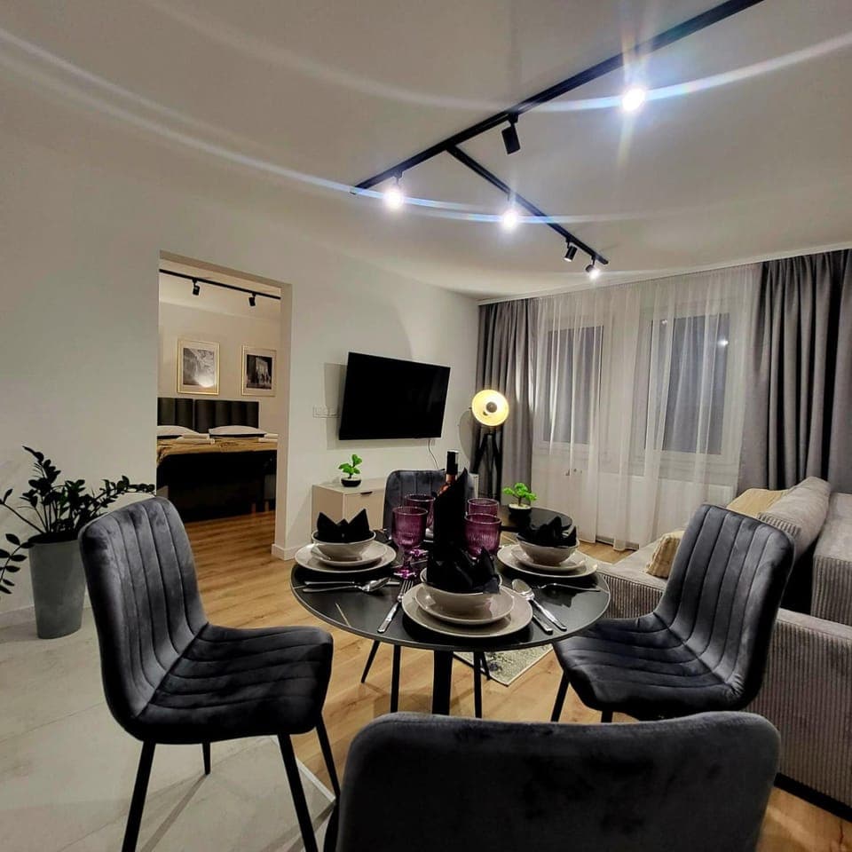 Communal lounge/ TV room, TV and multimedia, Seating area, Dining area, Evening entertainment