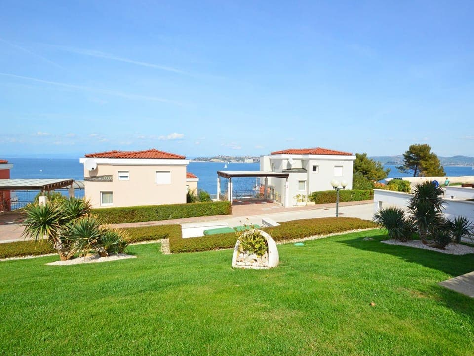 Nearby landmark, Spring, Day, Neighbourhood, Natural landscape, Area and facilities