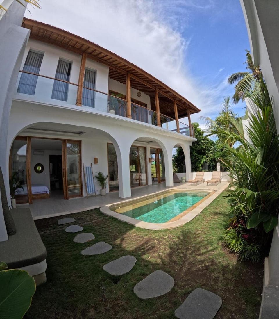 Property building, Garden, Swimming pool