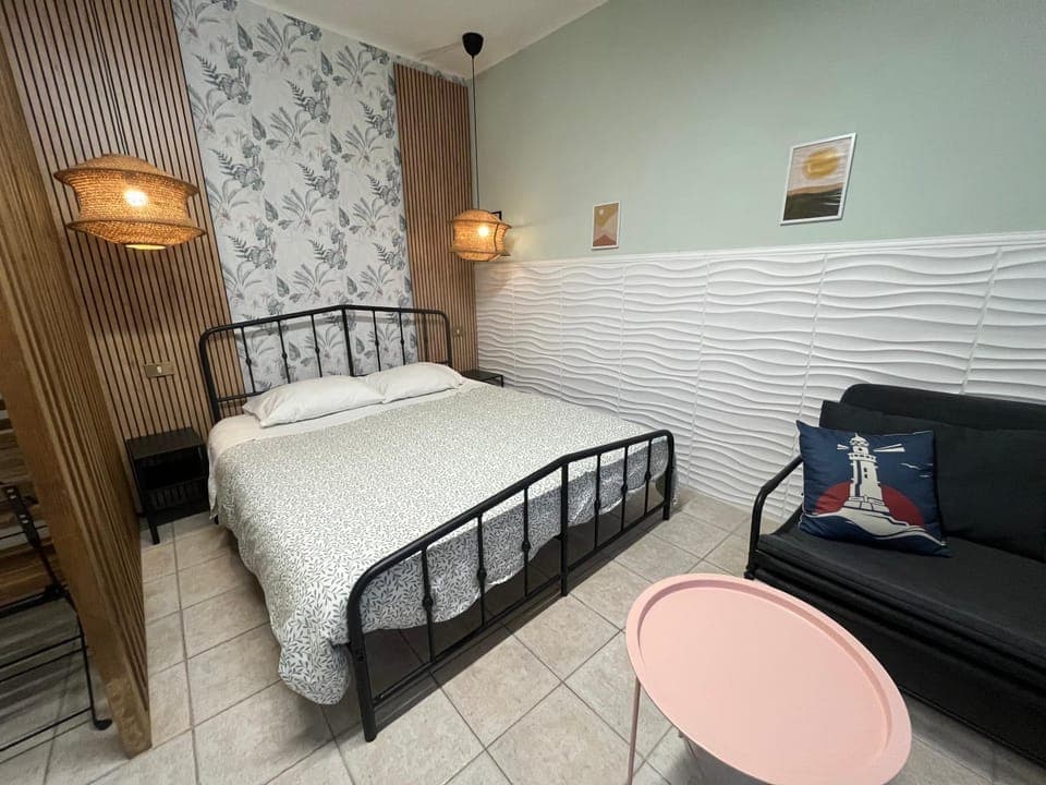 Photo of the whole room, Bedroom