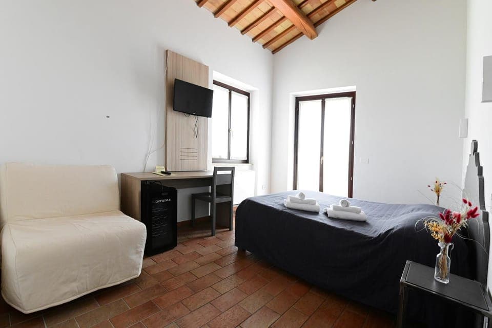 Photo of the whole room, Bedroom