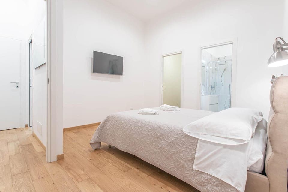 Bed, TV and multimedia, Photo of the whole room, Bedroom, towels