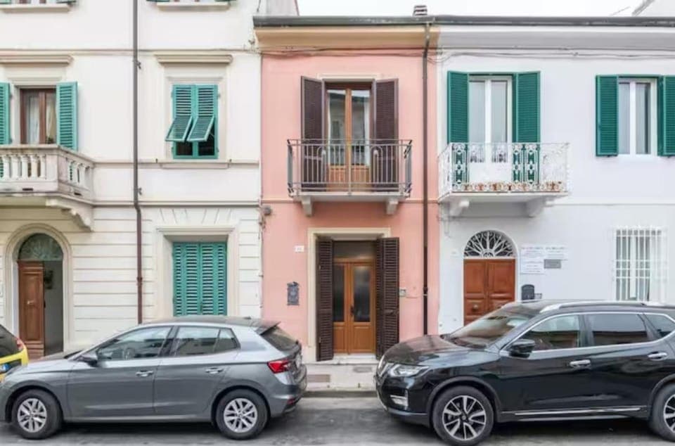 Property building, Balcony/Terrace, Parking