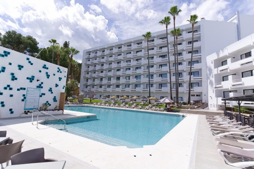 Property building, Day, Swimming pool, sunbed