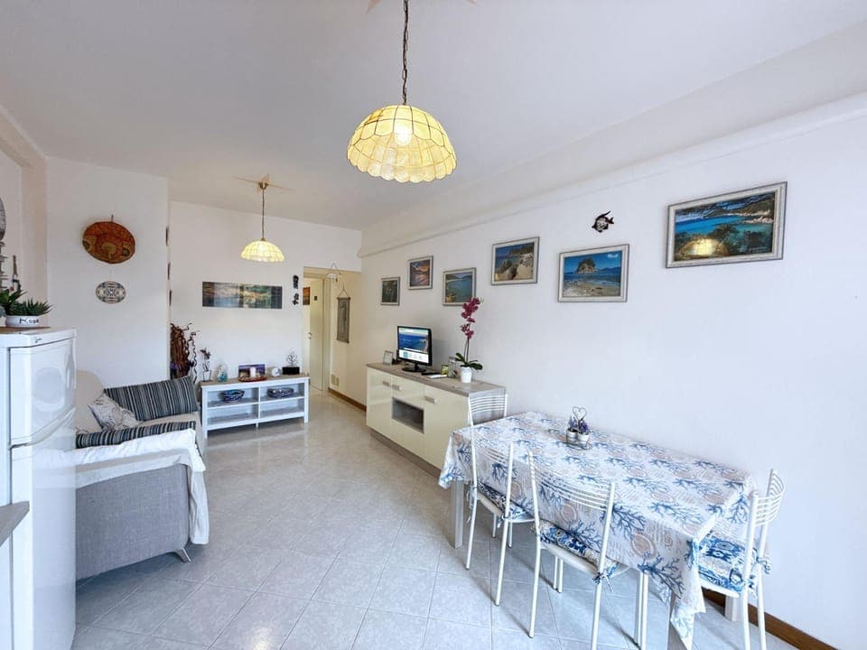 TV and multimedia, Kitchen or kitchenette, Living room, Seating area, Dining area, oven, stove