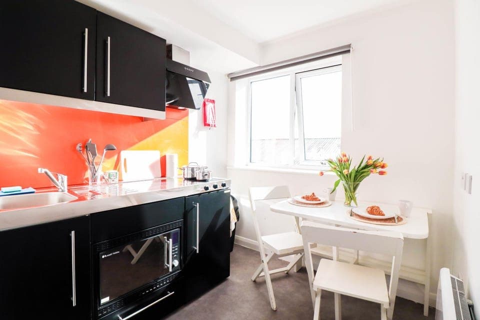 Kitchen or kitchenette, Dining area