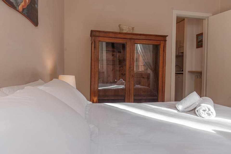 Bedroom, towels, wardrobe