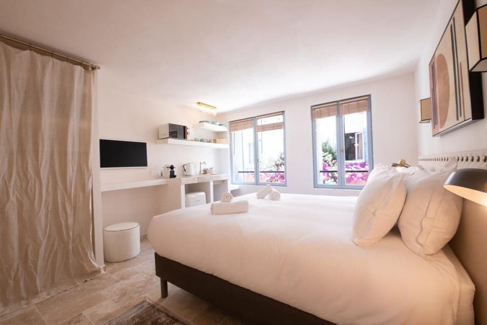 Communal lounge/ TV room, Bed, TV and multimedia, Living room, Photo of the whole room, Seating area, Bedroom