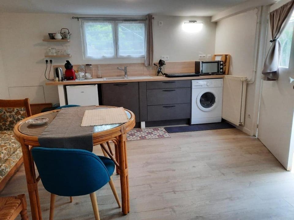 Kitchen or kitchenette, Seating area, Dining area