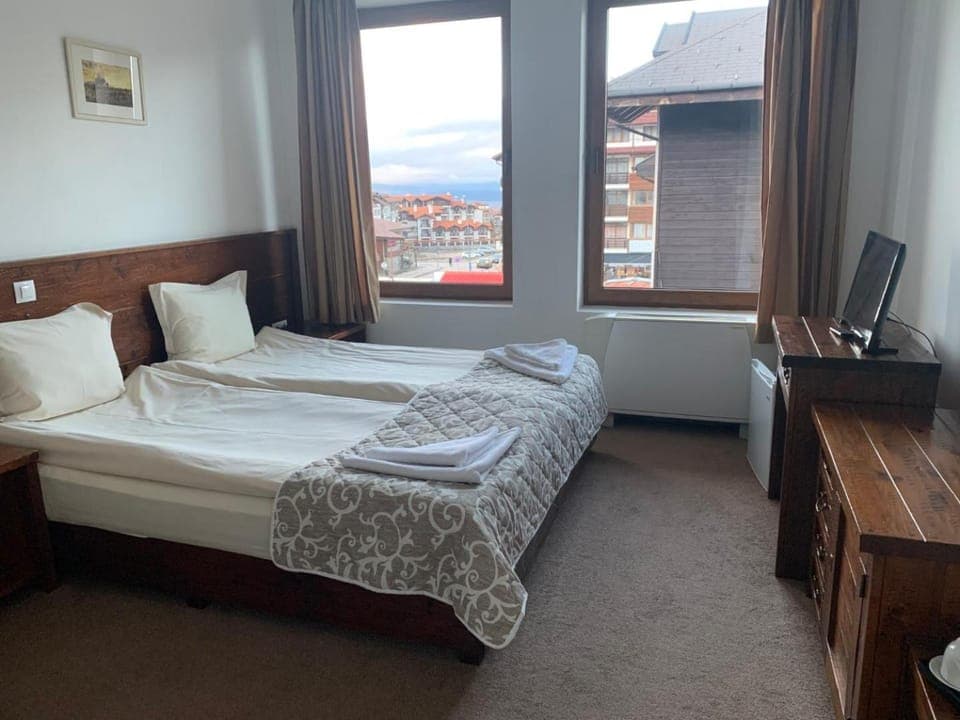 Bed, TV and multimedia, Photo of the whole room, Bedroom, Mountain view