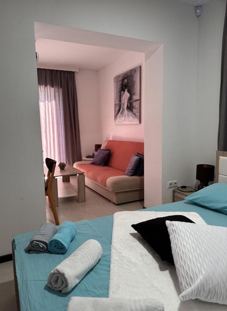 Bed, Bedroom, towels